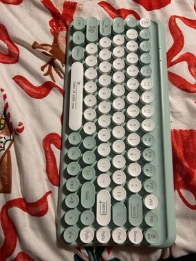 Langtu Mint Green & White Retro Round-Key Bluetooth Keyboard